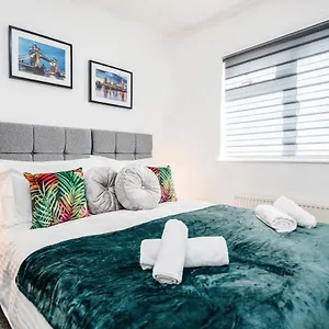 Heathrow 2-bedroom Maisonette With Parking West Drayton (Middlesex)
